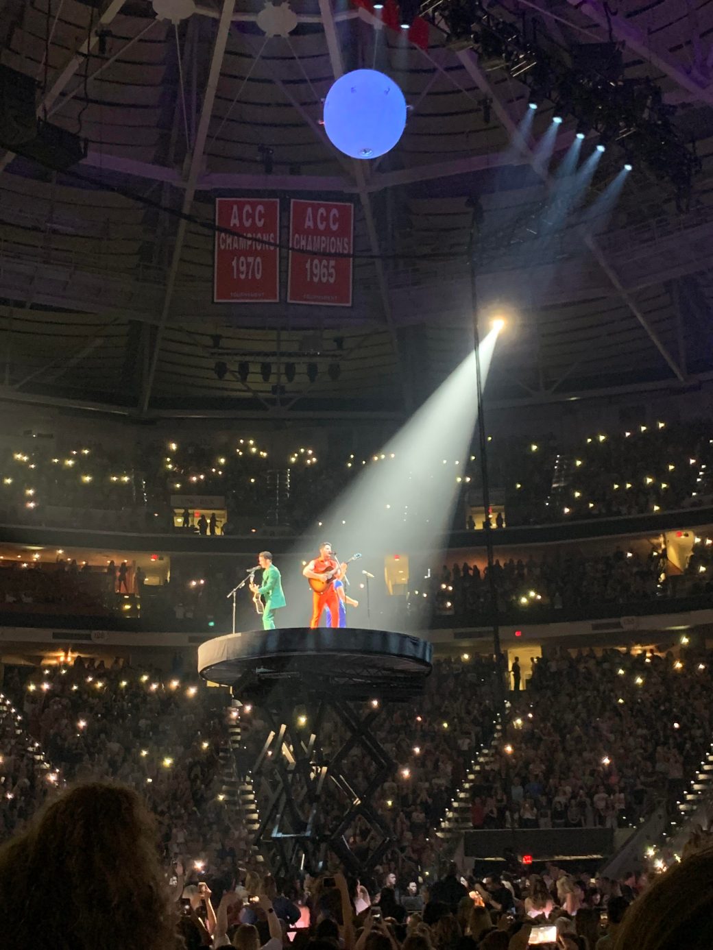 Jonas brothers second stage .jpg